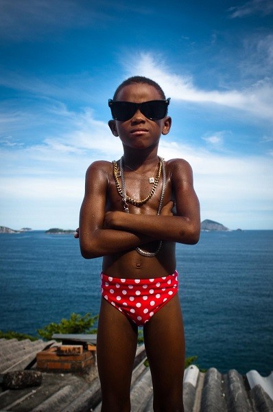 The boss at the beach, Pedro Henrique, 6 years, Favela of Vidigal, 2009, Rio de Janeiro